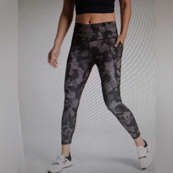 Athleta Women XL‎ Supersonic 7/8 Workout Running Tight Leggings Camo Lightning - Picture 11 of 12
